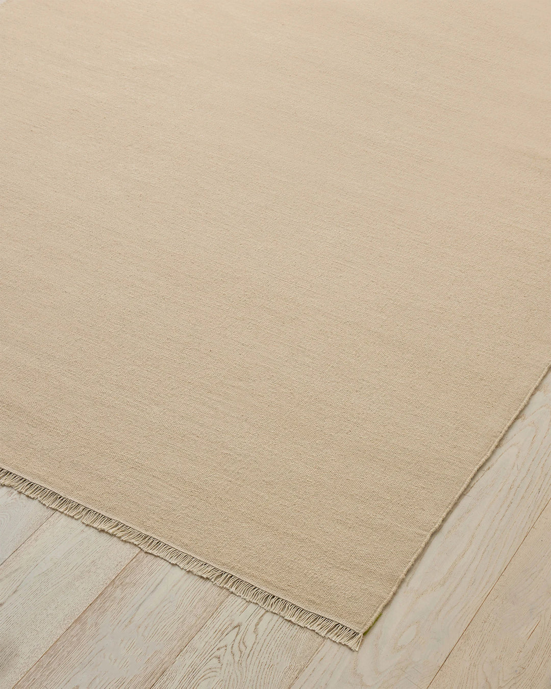 Jacqueline Cashew wool flatweave rug, cream with sandy undertones, 3m x 4m, showing fine fringe edge detail by Weave Home