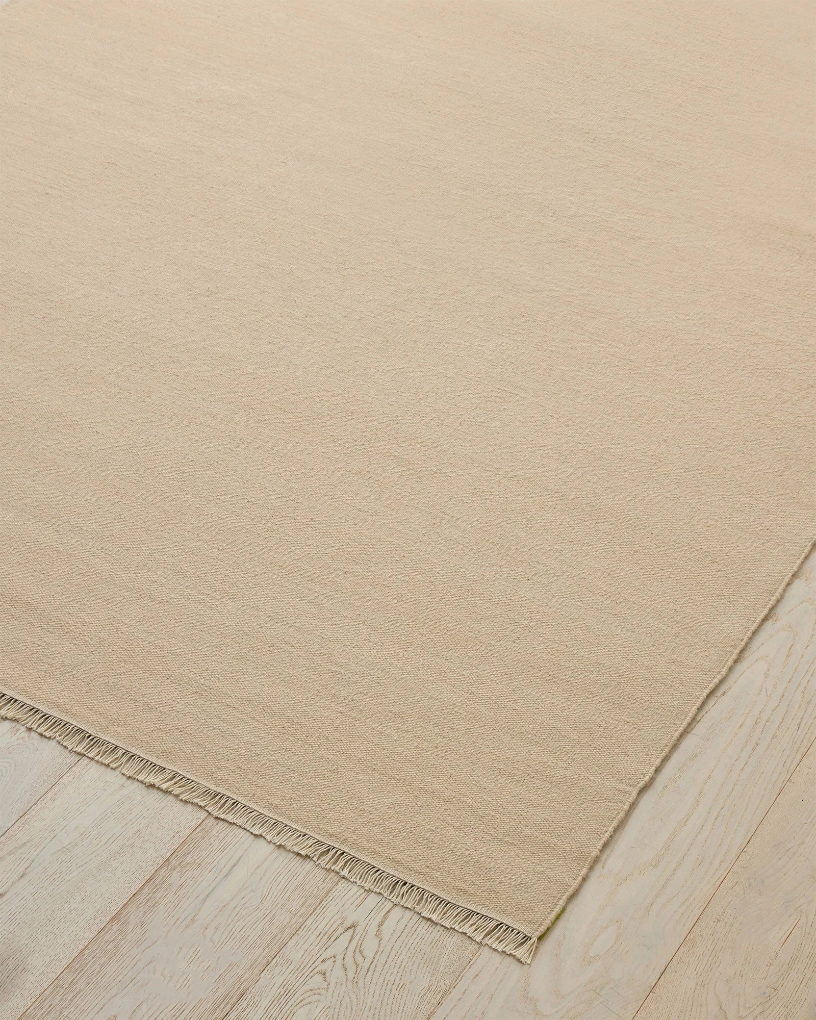 Jacqueline Cashew wool flatweave rug, cream with sandy undertones, 3m x 4m, showing fine fringe edge detail by Weave Home