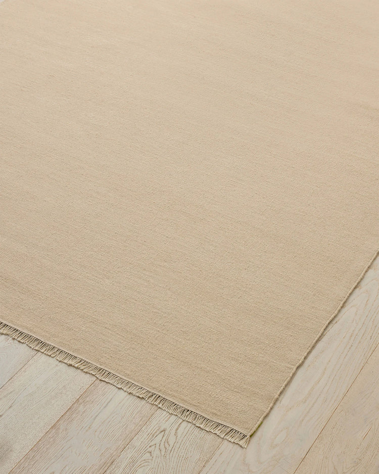 Jacqueline Cashew wool flatweave rug, cream with sandy undertones, 3m x 4m, showing fine fringe edge detail by Weave Home